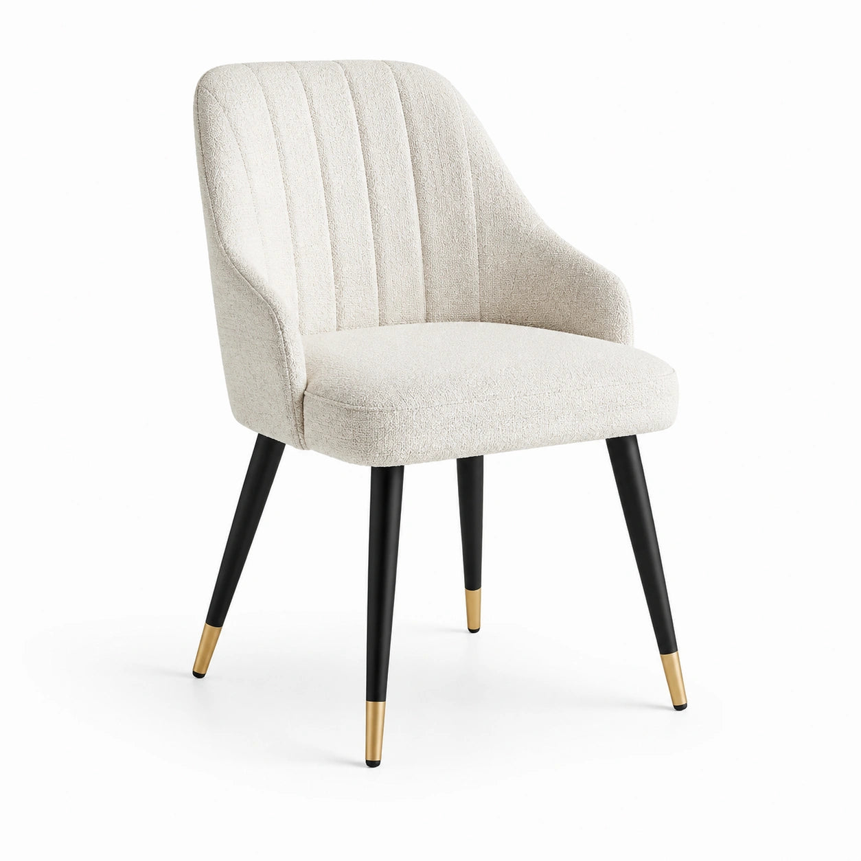 Chaise en tissu beige avec pieds en métal noir et détails dorés