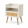 Table de chevet en bois blanc et rotin tissé avec pieds en chêne